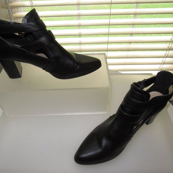 Liz Claiborne Camelia Black Leather Cut-Out Strap Booties — Pointed-Toe Size 10 - Picture 2 of 9